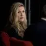 US-Journalistin Olivia Nuzzi sitzt auf seinem Stuhl und blickt in die Richtung ihres Gesprächspartners | Olivia Nuzzis dürfte bei ihrer Arbeit grob gegen medienethische Richtlinien verstoßen haben
