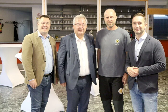Aus dem Staunen nicht heraus kamen unter anderen Bürgermeister Walter Zemrosser (Zweiter von links) mit Gattin Ingrid, Vizebürgermeister Michael Baumgartner (rechts), Alt-Bürgermeister Manfred Mitterdorfer, die Mediziner Elfriede Gruber und Hubert Buchhäusl, Juwelierin Edith Pobaschnig, Bergfex Helmut Köppl sowie der Ehrenobmann des Sängergaues St. Veit/Feldkirchen, Manfred Ramprecht. 