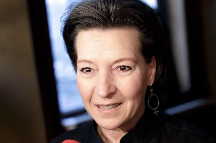 Hinter Rendi-Wagner und dem Gewerkschaftsvertreter Katzian sind SPÖ-Frauenchefin Gabriele Heinisch-Hosek ..