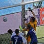 Martin Dubravka haut sich den Ball selbst ins Netz