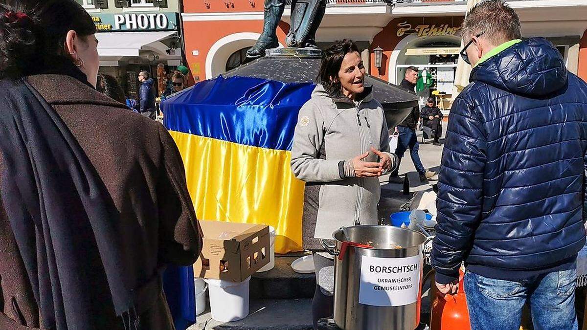 250 Portionen Borschtsch wurden am Hauptplatz ausgegeben 