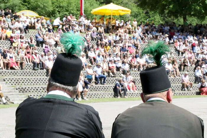 Als ältester überlieferter Männertanz Europas zieht er am Dreifaltigkeitssonntag immer Scharen von Besuchern aus nah und fern an. 