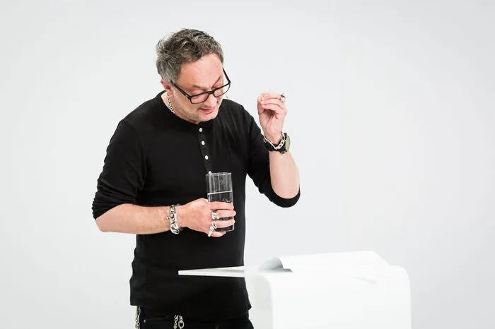 "Ich lernte: Es gibt kein Alleinsein, und nicht das Schweigen, noch die Stille übertreffen die Worte. Die Anderen, die Abgekehrten, die Verschwundenen, die Gebannten, sie sollen klingen", sagte der vielfach ausgezeichnete Autor, der 2003 den Preis der Jury in Klagenfurt gewonnen hat