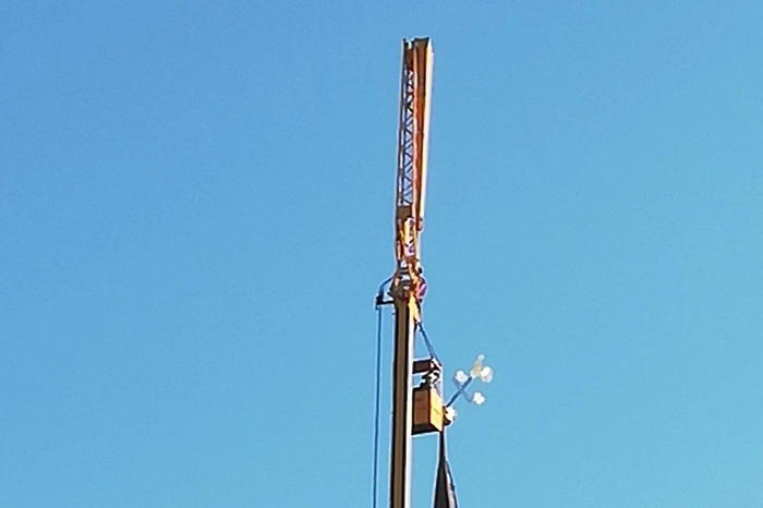 Der größte Schaden entstand am Wetterhahn, der vom Sturm verbogen worden war. Um die Gefahr eines "Absturzes" und damit eine mögliche Gefährdung zu bannen, wurde der Wetterhahn am Freitag, dem 26. August 2022, abmontiert.