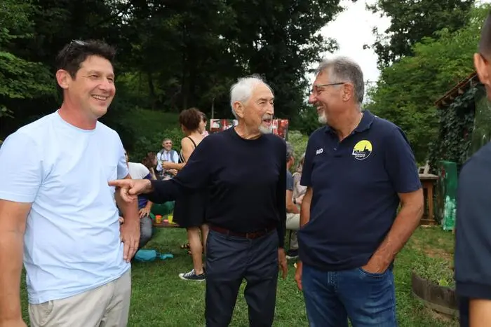 Helmut Hable im Gespräch mit Gästen der Eröffnung