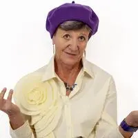Bernadette Hobel ist der Kopf unter dem lila Hut