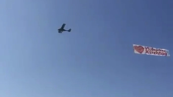 Der Werbeflieger ist an die zehn Tage im Einsatz