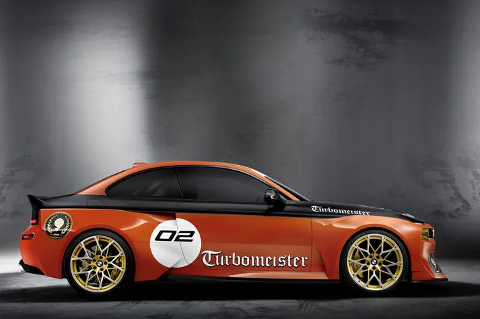 Die wahrscheinlich deutlichste Referenz an das historische Vorbild ist eine Carbon-Leiste, welche das Showcar durchgängig von der Front bis zum Heck umgibt.