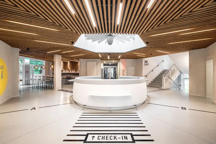 ...Im Kern blieb der alte Bau auch tatsächlich bestehen, als sich der Architekt Konrad Geldner, die Innenraumgestalter von Studio WG3 und die Grafikerin Christina Zettl im Vorjahr an ein Facelifting des Hauses machten. Der sternförmige Grundriss des Gebäudes wurde als Chance genutzt, das Einchecken im Hotel gewissermaßen als Flugreise erlebbar zu machen...
