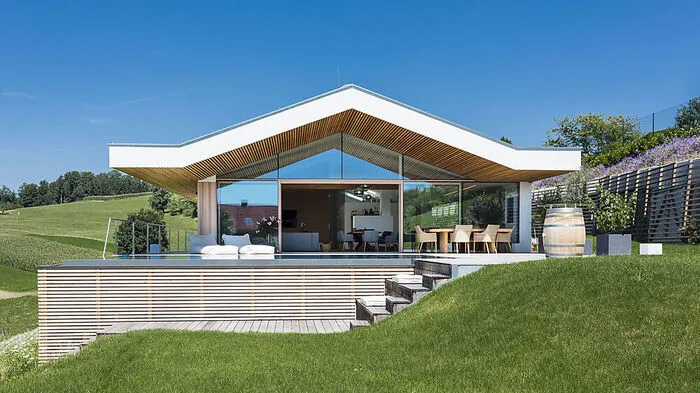 Der Bungalow wurde auf dem Hang aufgesetzt. Dafür wurde ein Einschnitt in das Gelände gewagt und eine Plattform hineingefräst.