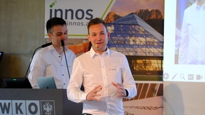 Roland Tiefnig und Armin Hofmann im Saal der Wirtschaftskammer Lienz am Rednerpult