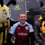 Scott Cunliffe, hier im Bild im dem Maskottchen des FC Watford