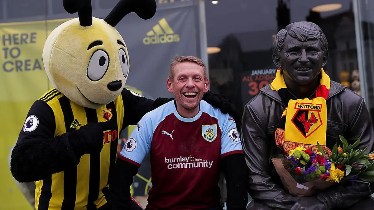 Scott Cunliffe, hier im Bild im dem Maskottchen des FC Watford