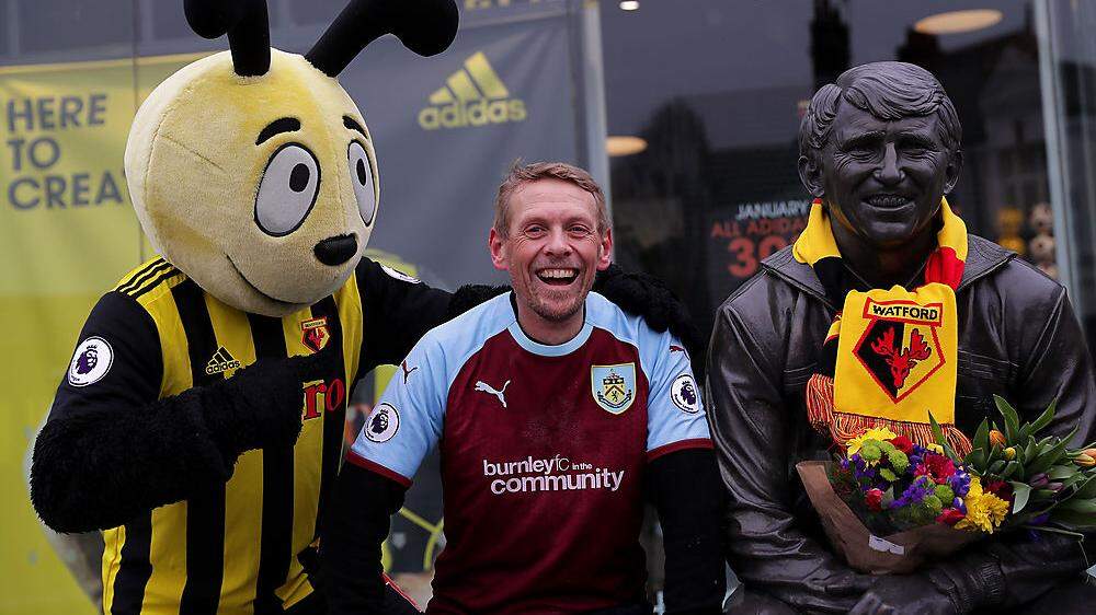 Scott Cunliffe, hier im Bild im dem Maskottchen des FC Watford