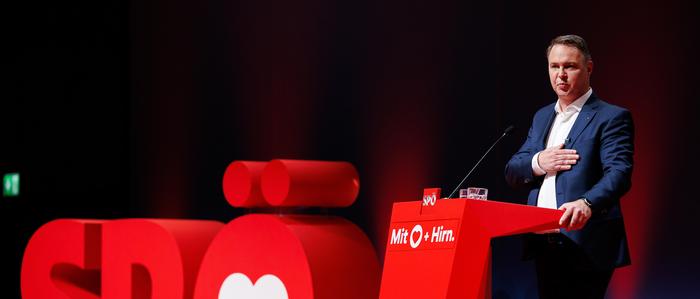 Andreas Babler auf der Bühne in Wieselburg | SPÖ-Parteichef Andreas Babler stellte „24 Ideen mit Herz und Hirn“ vor.