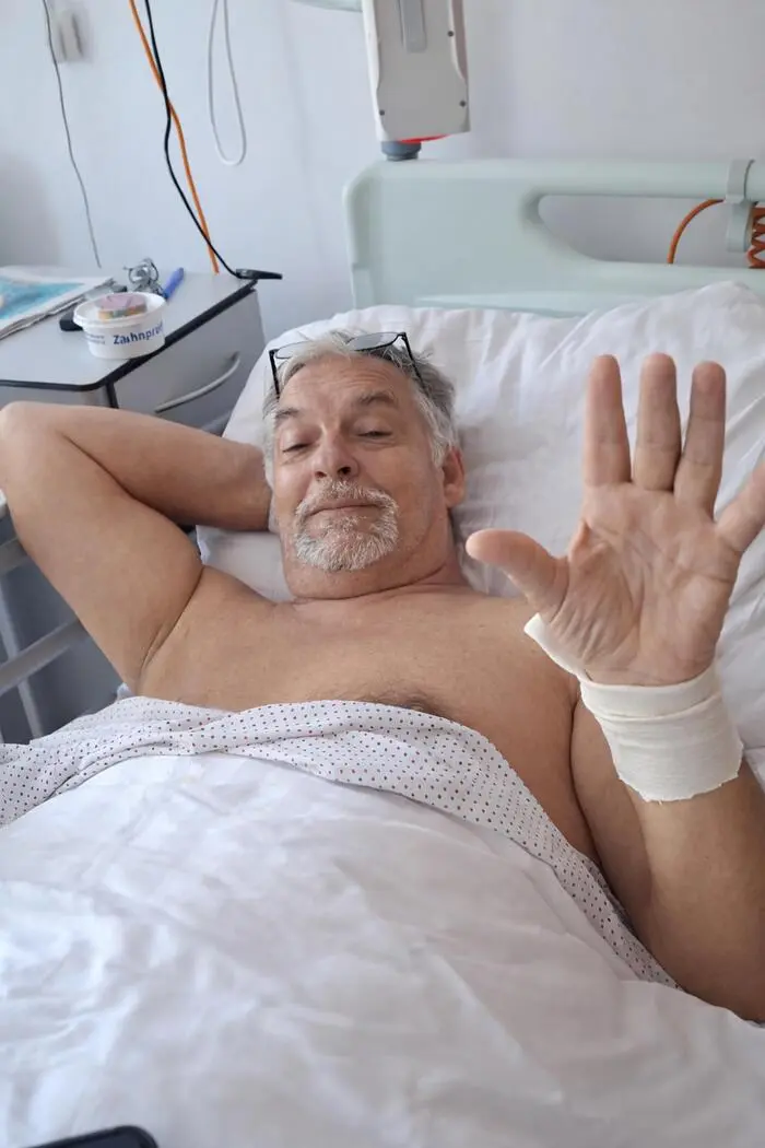 Bild zeigt Johann Hebenstreit im Krankenhausbett