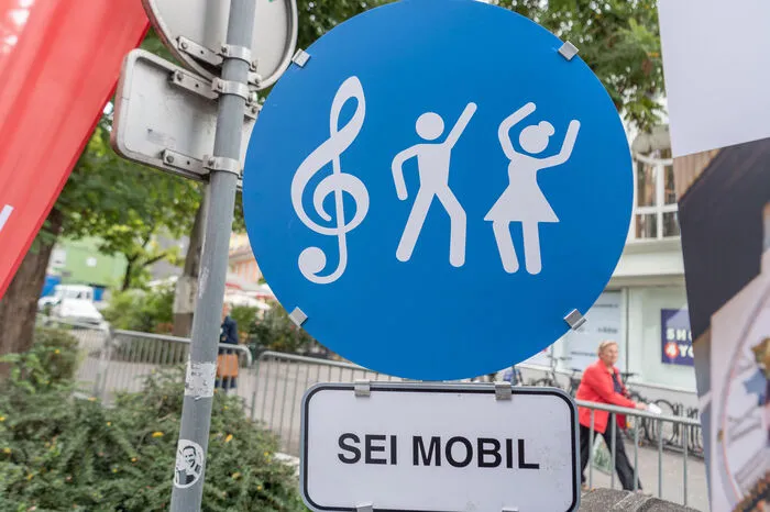 Das Motto des Festes, das am europaweiten autofreien Tag veranstaltet wird: "Sei mobil" - das galt an diesem Mittwoch aber nicht für so manche Autofahrer: Sie standen aufgrund von Baustellen und der Sperre des Opernringes in der Früh im Stau.