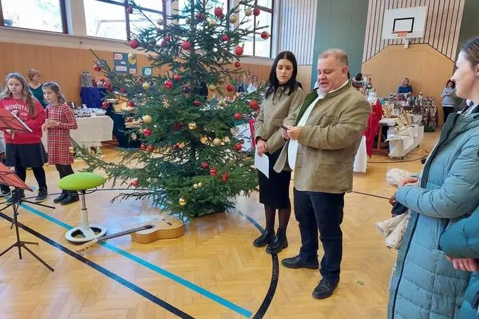 Knapp 20 Aussteller präsentierten ein breites Angebot von Advent- und Weihnachtsschmuck, Köstlichkeiten und diversen Bastelarbeiten. Mit musikalischen Darbietungen von Kindern der Volksschule und kurzen Ansprachen wurde der Adventmarkt eröffnet. 