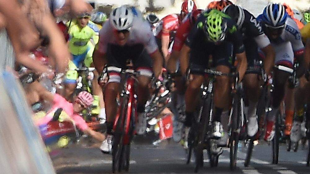 Unten links passiert's: Contador (in Rosa) stürzt