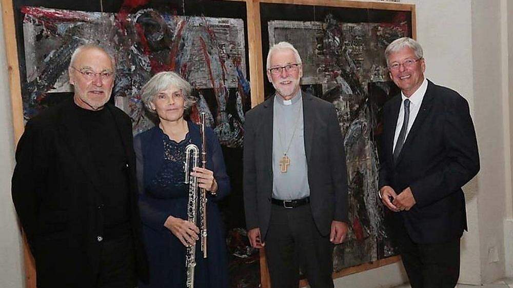 Valentin Oman, Initiatorin Elisabeth Möst, Bischof Josef Marketz und Peter Kaiser vor zwei Stationen des „Piraner Kreuzwegs“	 