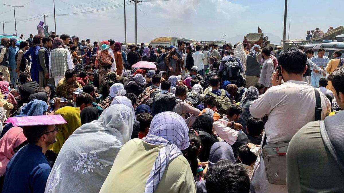 Afghanen drängen zum Flughafen von Kabul