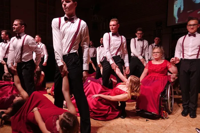 Mit einer schwungvoll vorgetragenen und von Eventmanager Franz Hüttinger mit den Tänzerinnen und Tänzern einstudierten Polonaise tanzten die Leibnitzer Handelsakademikerklassen schließlich unter den Klängen der Band „Die jungen Südsteirer“ in eine, diesmal sogar um eine ganze Stunde längere rauschende Ballnacht.