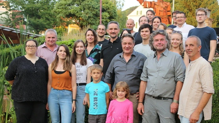 Das Team des bekannten Archäologen Wolfgang Neubauer (vorne 3.v.r.) präsentierte erste Ergebnisse der Grabungen am Königsberg. 