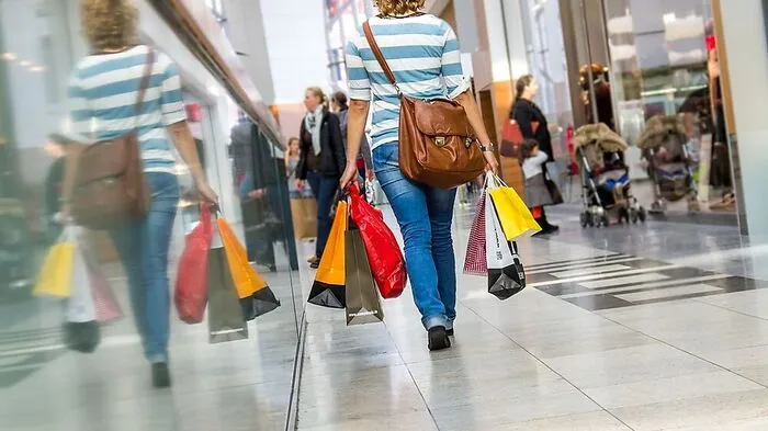 Einkaufen wie diese Dame ist derzeit unmöglich, aber viele Betriebe bieten Online-Alternativen an