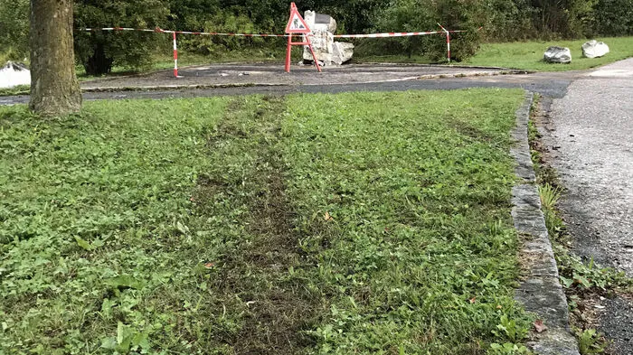 Spuren zeigen: Das Auto fuhr in der Kurve geradeaus.
