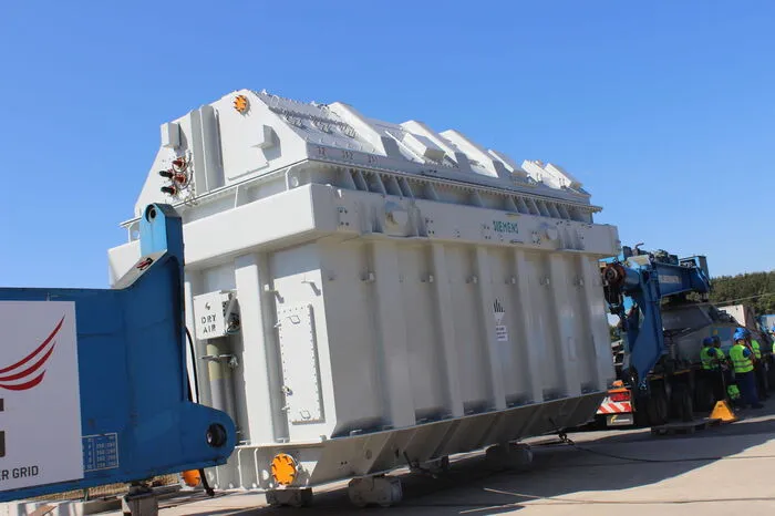Das erste Stück des Transformators wiegt 155 Tonnen