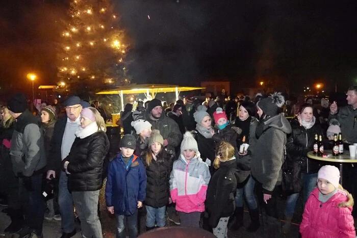 Die Gäste konnten sich an verschiedenen Feuerstellen aufwärmen. Zieharmonika-Spieler, ein DJ und auch  die Sternsinger sorgten für die richtige Stimmung.