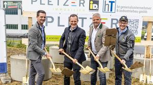 Spatenstich mit Projektleiter Josef Six, Manfred Pletzer, Bürgermeister Gerhard Köfer und Thomas Pletzer (von links)