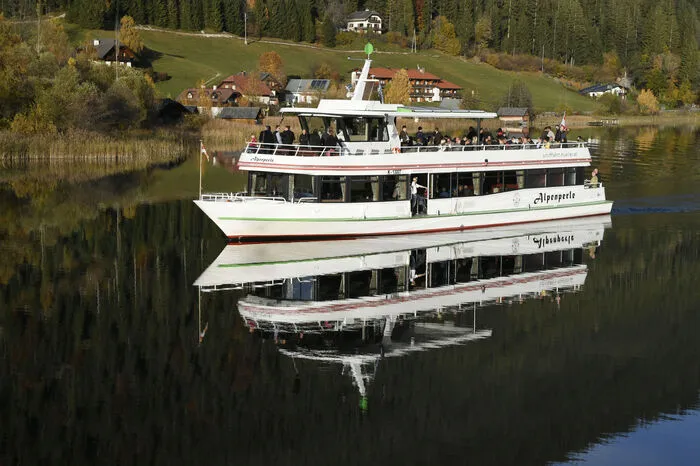 Die Teilnehmer der Veranstaltung nutzten eine gemeinsame Schifffahrt auf der MS Alpenperle, Österreichs erstem Elektro-Hybrid-Fahrgastschiff am Weißensee.