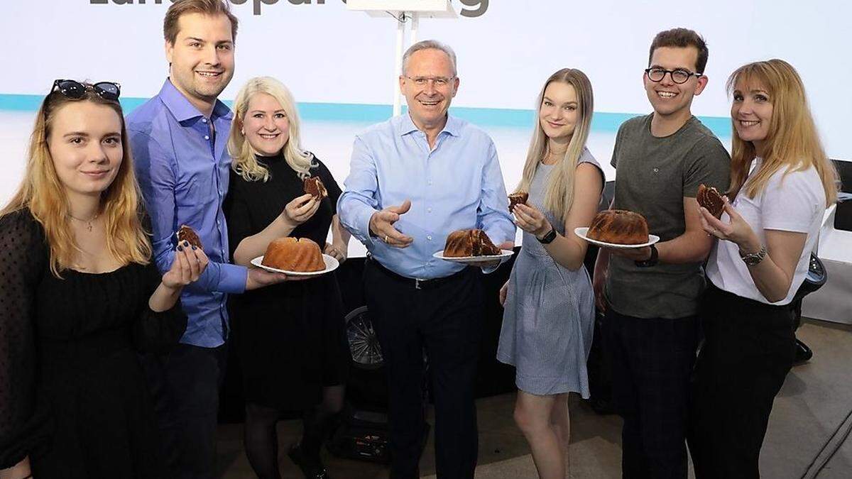 ÖVP-Wien-Chef Karl Mahrer (Mitte) wird nicht nur im Homeoffice von Kuchen gestört