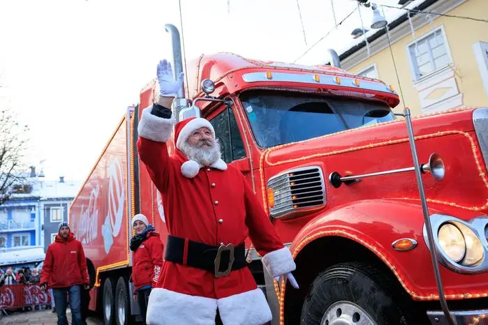 Dieser ließ es sich nicht nehmen, nach dem Aussteigen eine Runde um den Truck zu drehen und die begeisterten Kinder zu begrüßen.