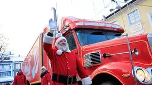 08.12.2023, Schladming, Steiermark, Österreich (Austria): Der Coca-Cola Weihnachtstruck machte auf seiner Österreich-Tour 2023 seinen einzigen Stopp in der Steiermark am 8. Dezember auf dem Hauptplatz in Schladming. Im Bild ein winkender Weihnachtsmann, Santa Claus, vor dem Weihnachtstruck.
Fotocredit: Martin Huber