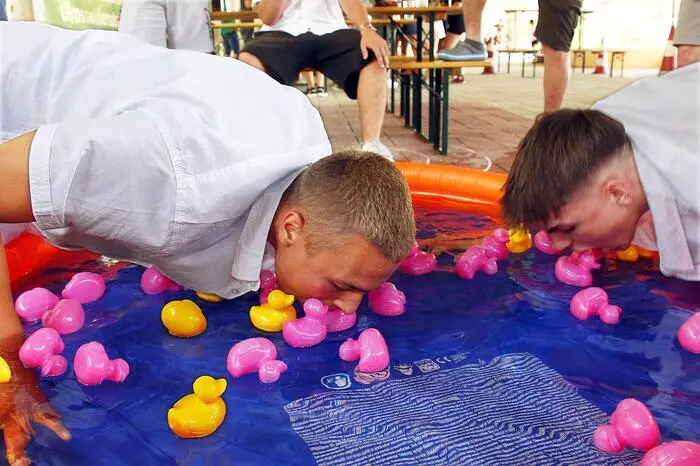 So mussten die Viererteams beim „Jubiläums-Gaudi-Mehrkampf“ ihr Geschick bei der Entenjagd im Plantschbecken, Becherturm, Wäschetrockner, Schiebetruhenrennen oder Fußball-Wasserlauf unter Beweis stellen. 