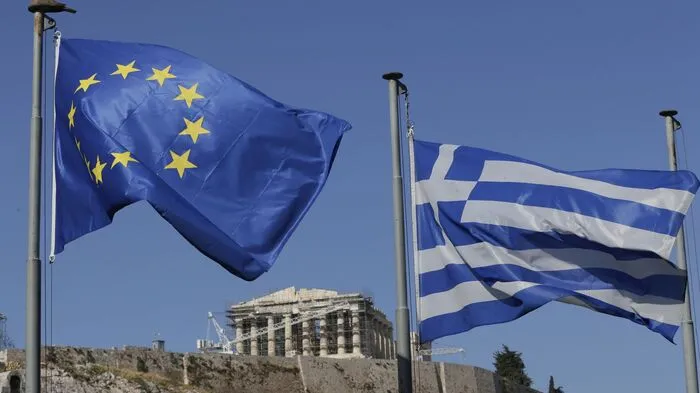 "Wer Athen hat, hat ganz Griechenland", heißt es. In der Metropole lebt mehr als ein Drittel der griechischen Bevölkerung. In der Region Attika rund um Athen finden sich die meisten Unternehmen des Landes, von der Manufaktur über die Werft bis hin zum High-Tech-Start-up. Lediglich in Sachen Tourismus hinkt die Metropole hinterher - nach einem Besuch der Akropolis verlassen die Touristen das Großstadtchaos und reisen auf die Inseln des Lands. Wohlstand in Griechenland ohne Athen: Minus 20 Prozent.  