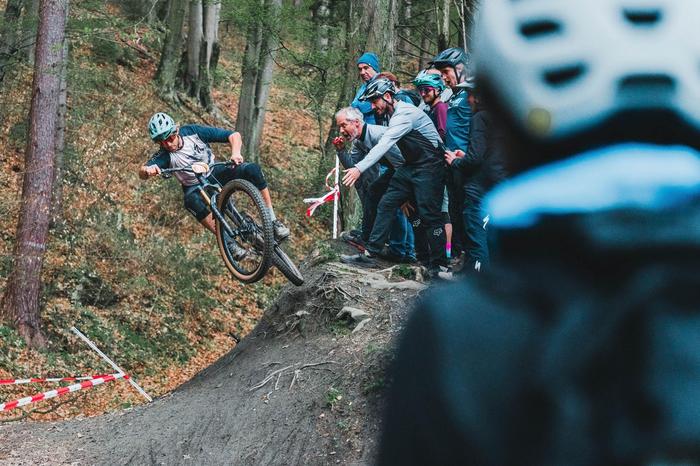 200 Mountainbikerinnen und -biker stehen in Bruck am Start