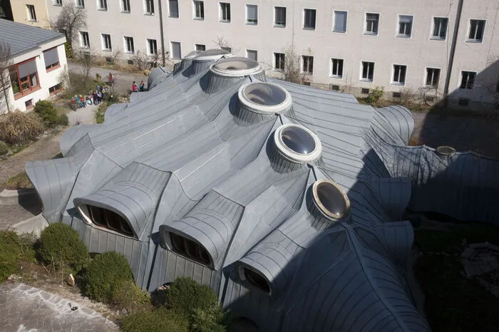 Die raupenartige Mensa im Hof der Schulschwestern plante er 1977 mit seinem Kollegen Eilfried Huth.