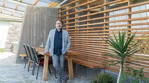Architekt Ulf Leitner auf der Terrasse