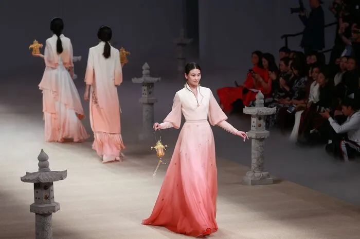 Träume in Rot gibt es in der "Heaven Gaia" Kollektion von Xiong Ying zu bewundern.
