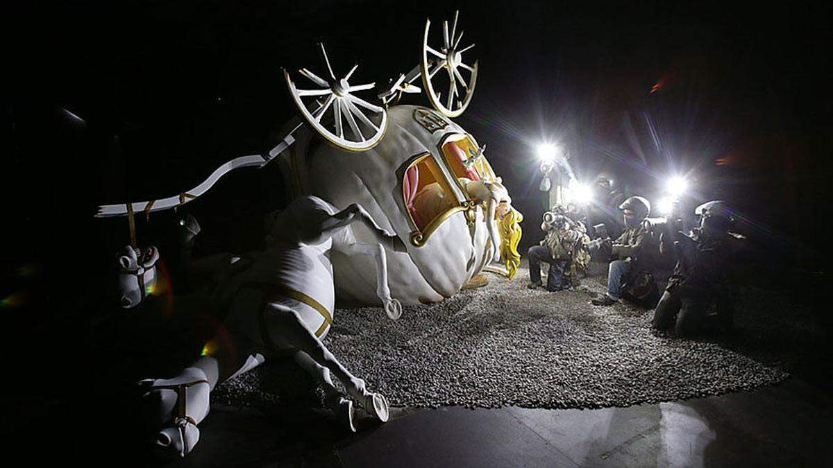 Aschenbrödel und die Paparazzi: Szene in "Dismaland"