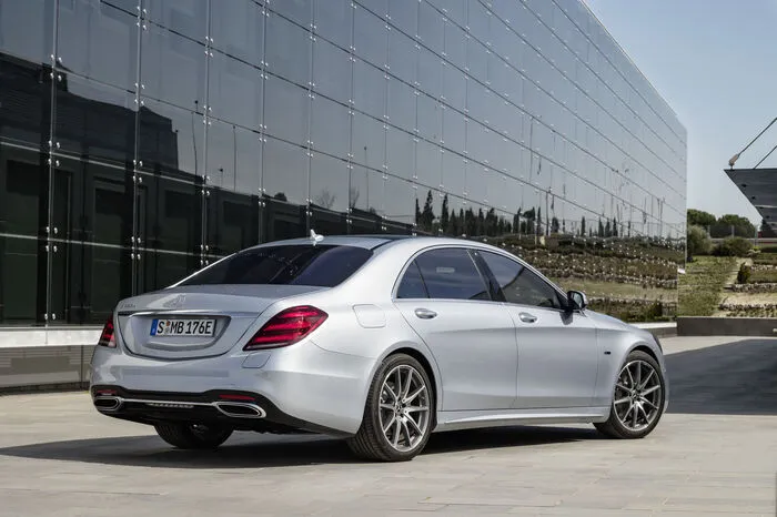 Die Leistungselektronik ist jetzt im Motorraum untergebracht. Die neue Batterie hat trotz des um zirka 50 Prozent gestiegenen Energieinhalts geringere Abmessungen als beim Vorgänger. So steigt das Kofferraumvolumen von 395 auf 410 Liter.