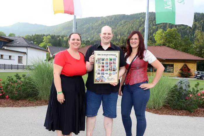 Extra aus Ossingen in der Schweiz sind Andreas „Andi“ Kurtz (Koch) mit Gattin Miriam Kurtz (Pflegefachfrau) über 600 km nach Steuerberg angereist. Mit am Foto Claudia Kienberger, die ehemalige Sängerin der Gruppe „Die Tiger“.