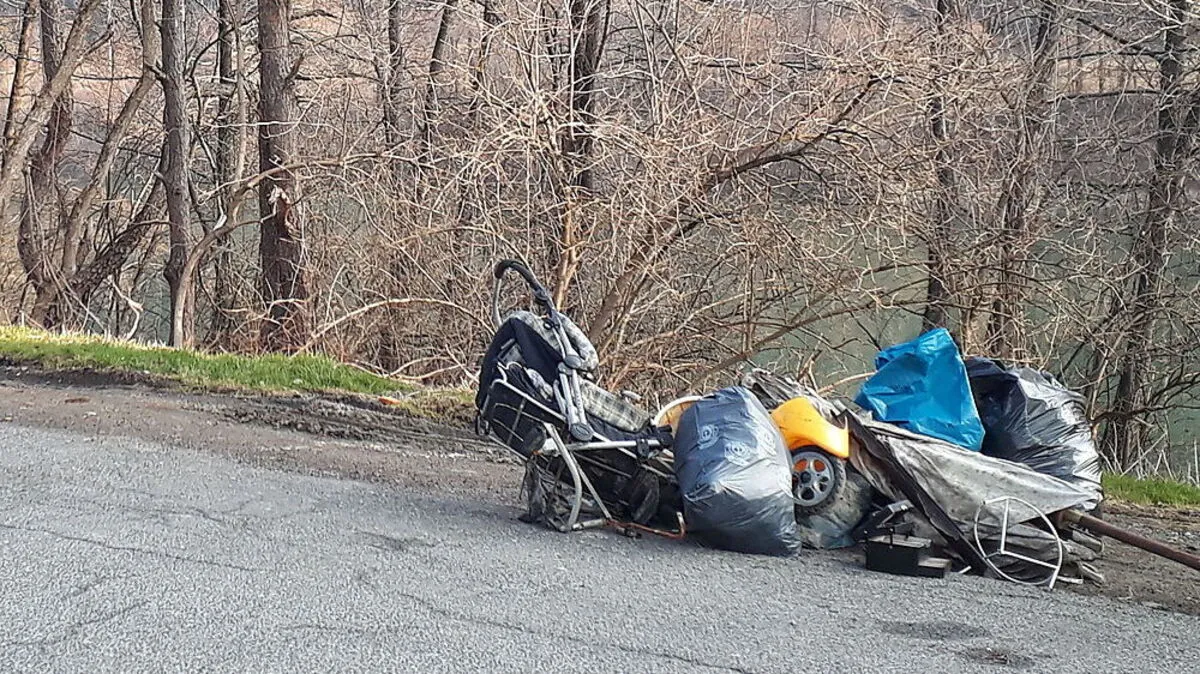 Auf diesem Parkplatz neben der B100 wurde der Müll abgelagert