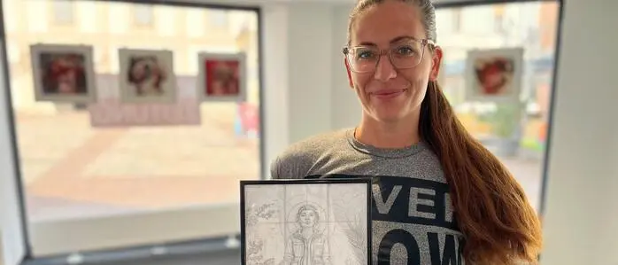 Annegret Liebminger mit einer Skizze von ihrer Neuinterpretation der Heiligen Barbara