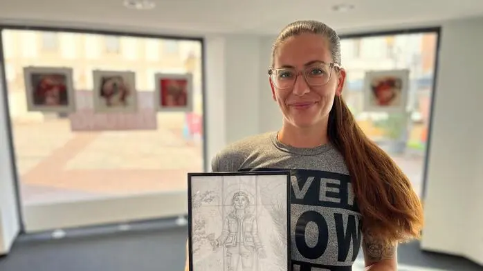 Annegret Liebminger mit einer Skizze von ihrer Neuinterpretation der Heiligen Barbara