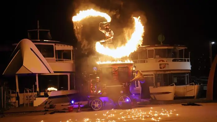 Feuertheaterstück vom „Flame Rain Theatre“ mit Arno Uhl und Katharina Melböck-M. am 40. Kunsthandwerksmarkt in Ossiach am See