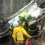 Feuerwehrleute bargen den Unfalllenker aus dem Wagen 
